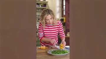 Салат из руколы с оливками и жареной индейкой