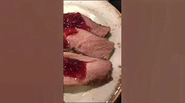 Филе бедра индейки в маринаде , запечённое в духовке с картофельным пюре и брусничным соусом