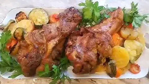Крылья индейки в духовке, вместе с овощами