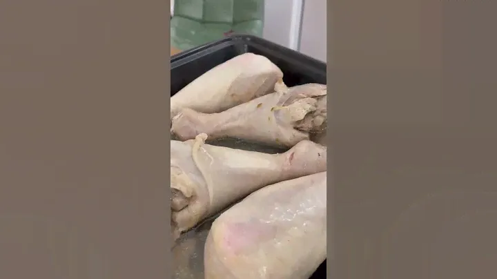 Индейка. Мясо нежирное, но невероятно сочное и нежное. Все дело в рассоле. 12 часов и все круто!