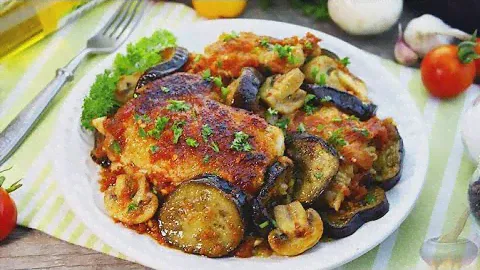 В соусе сочнее. КУРИЦА, ЗАПЕЧЕННАЯ С БАКЛАЖАНАМИ В ТОМАТНОМ СОУСЕ