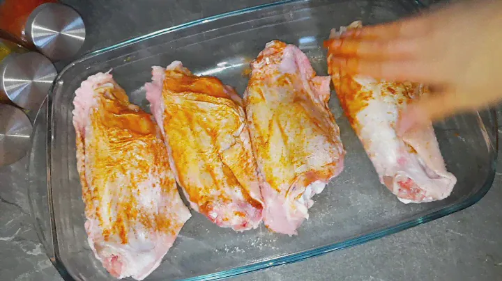 Крылья индейки с картошкой и овощами в духовке
