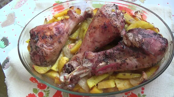 Голень индейки с картошкой в духовке.