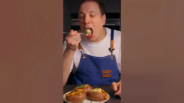 Крошка-картошка с сосисками и беконом из индейки!